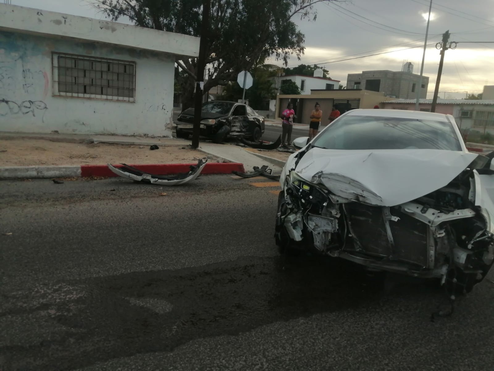 Auto chocado en la colonia Pueblo Nuevo