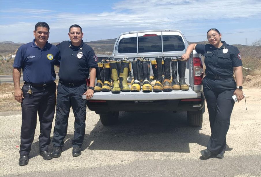 Bomberos donando equipo