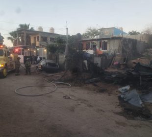 Bomberos ya con fuego en vivienda sofocado