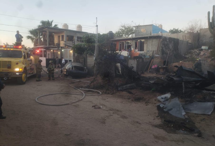 Bomberos ya con fuego en vivienda sofocado