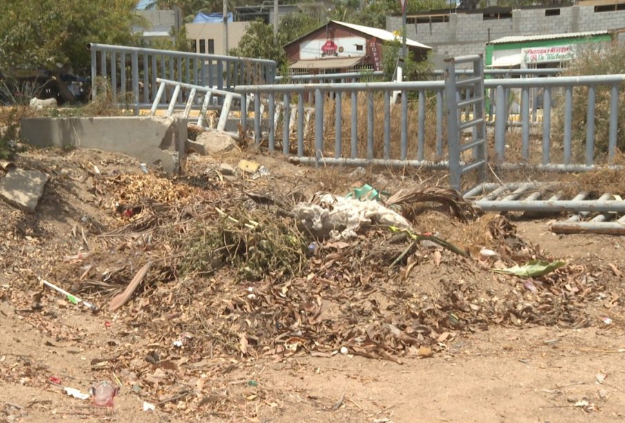 Canal en El Aguajito en San José del Cabo sin protección y basura