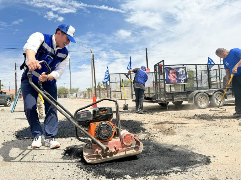 Candidato Echevarria Ibarra tapando baches