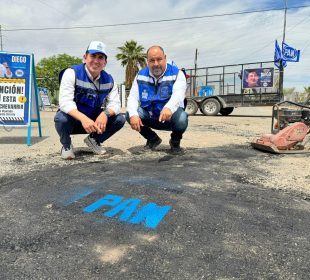 Candidato del PAN tapando baches