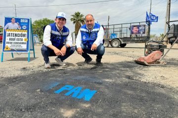 Candidato del PAN tapando baches