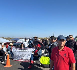 Carretera en Constitución bloqueada por maestros