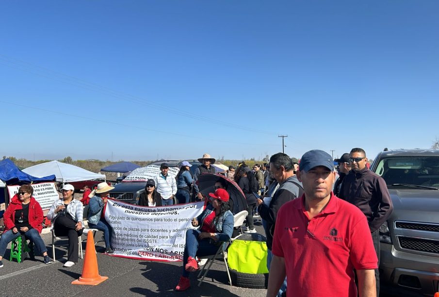 Carretera en Constitución bloqueada por maestros