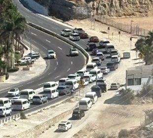 Carretera transpeninsular colapsada por protesta de transportistas turísticas en Los Cabos