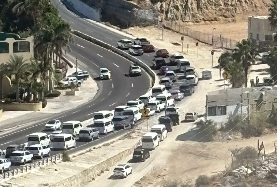 Carretera transpeninsular colapsada por protesta de transportistas turísticas en Los Cabos