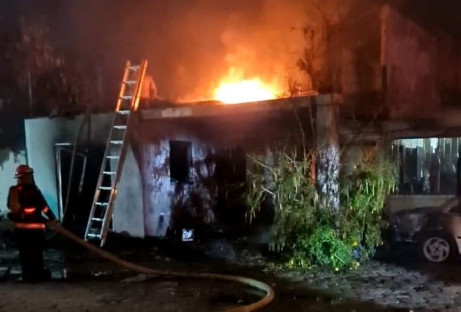 Casa incendiada en la colonia Arboledas