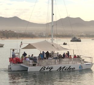 Catamarán en altamar