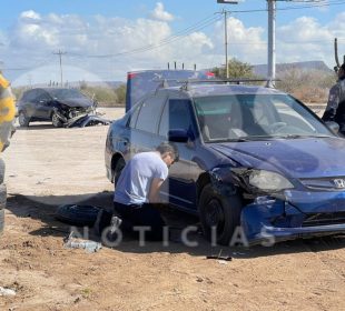 Chocan vehículo de policía estatal en La Paz