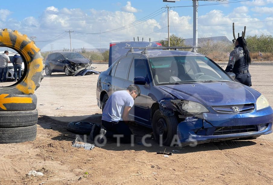 Chocan vehículo de policía estatal en La Paz