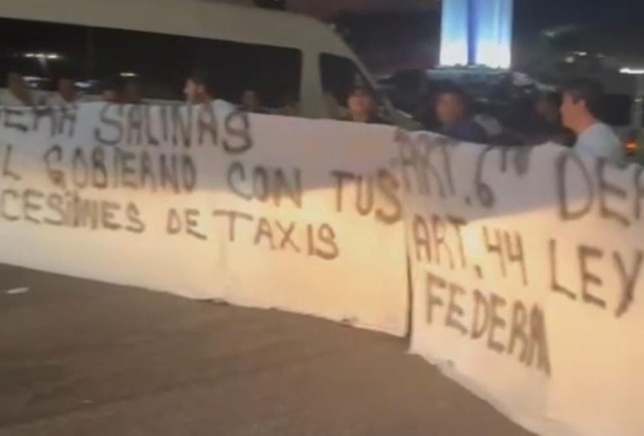 Continúa el bloqueo Transportistas se plantan en glorieta Fonatur