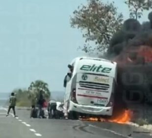 Cuatro personas calcinadas al incendiarse autobús en Sinaloa