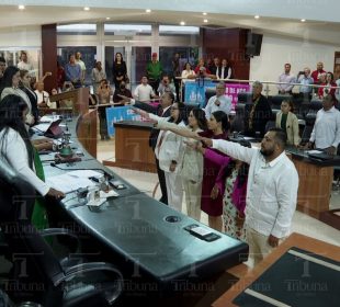 Diputados tomando protesta