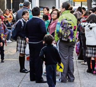 Estudiantes llegando a clases en BC