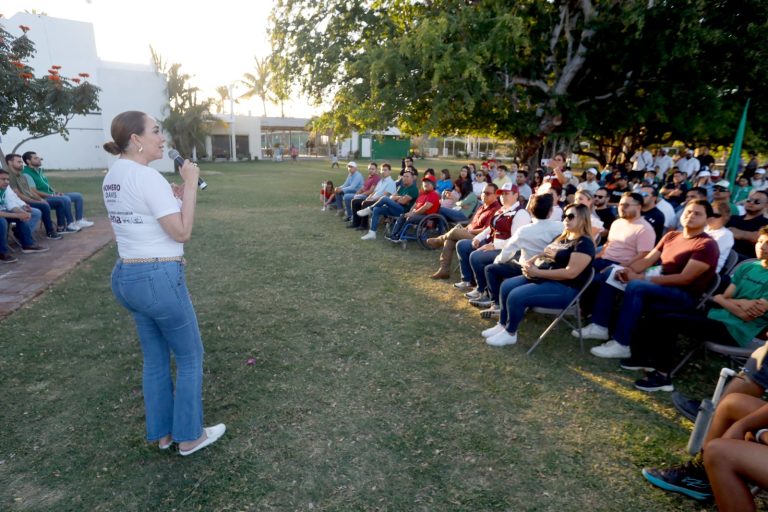 Eda Palacio hablando a simpatizantes