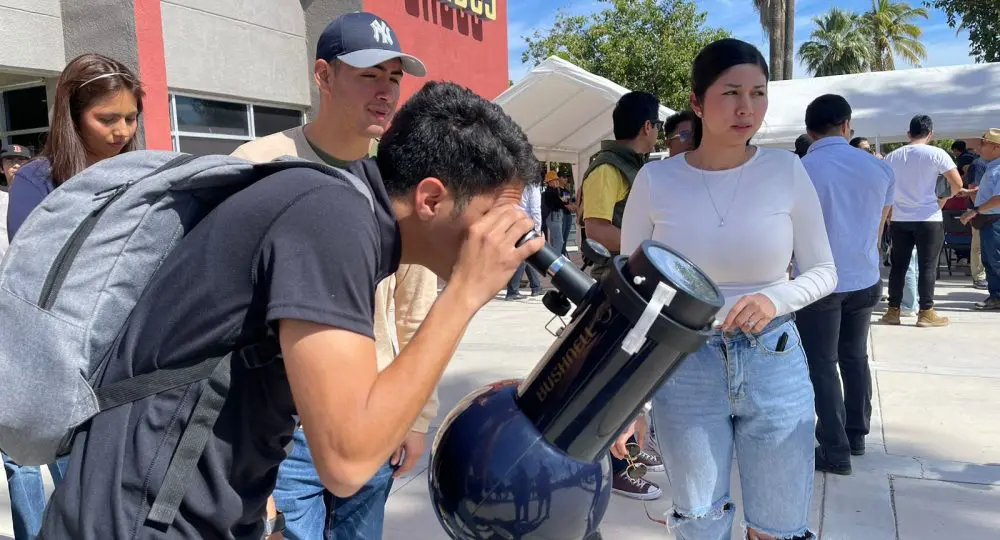 Estudiantes de la UABCS viendo el eclipse
