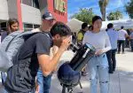 Estudiantes de la UABCS viendo el eclipse