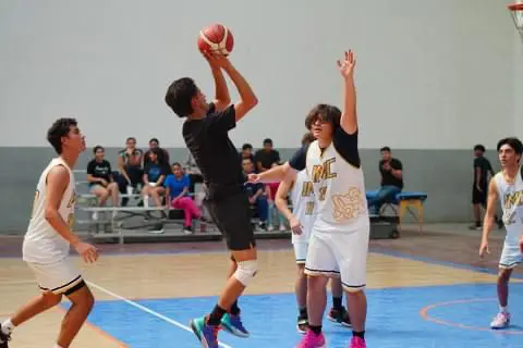 Estudiantes jugando básquet en la Copa Gobernador 2024