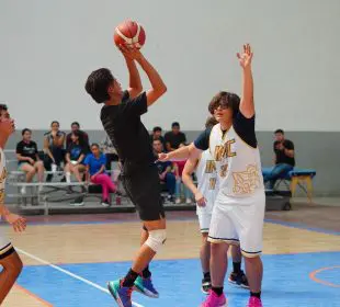 Estudiantes jugando básquetbol