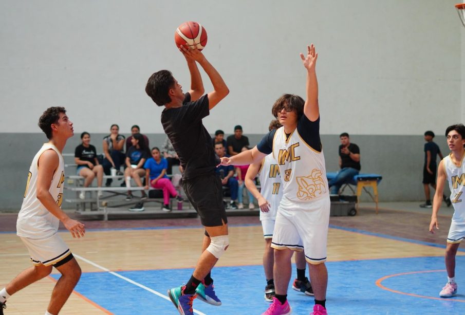 Estudiantes jugando básquetbol