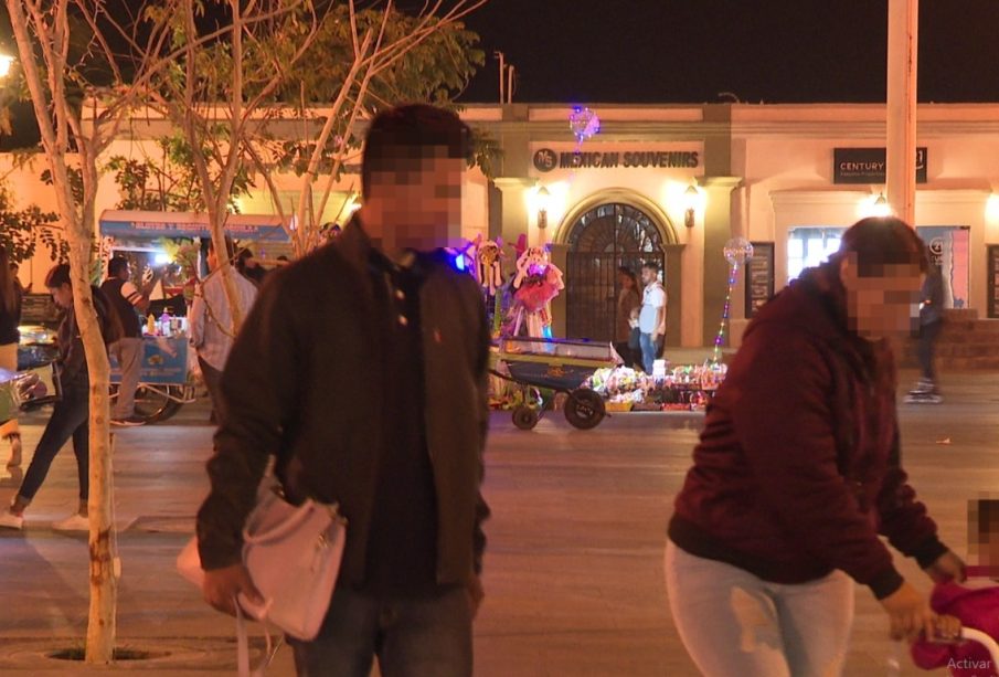 Familia paseando en plaza