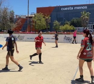 Futbolistas de La Paz juegan “De la calle a la cancha”