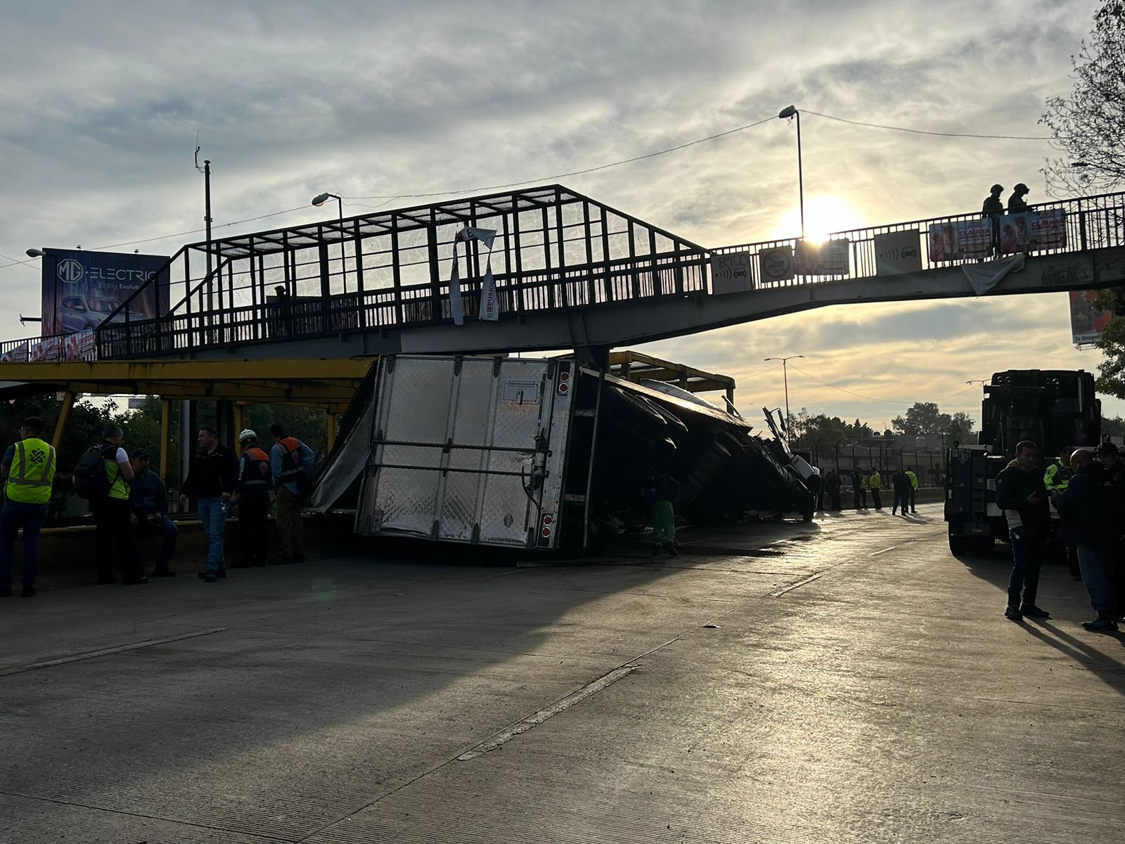 Vuelca tráiler en Línea 5 del Metro CDMX; suspenden servicio hasta 10 horas y hay caos vial