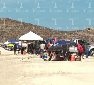 Gente acampando en playa de La Paz