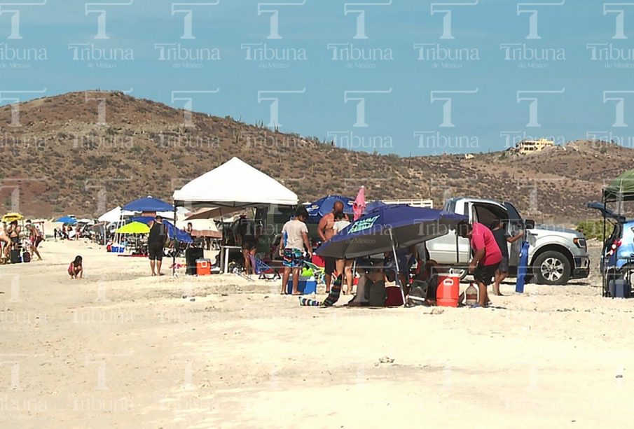 Gente acampando en playa de La Paz