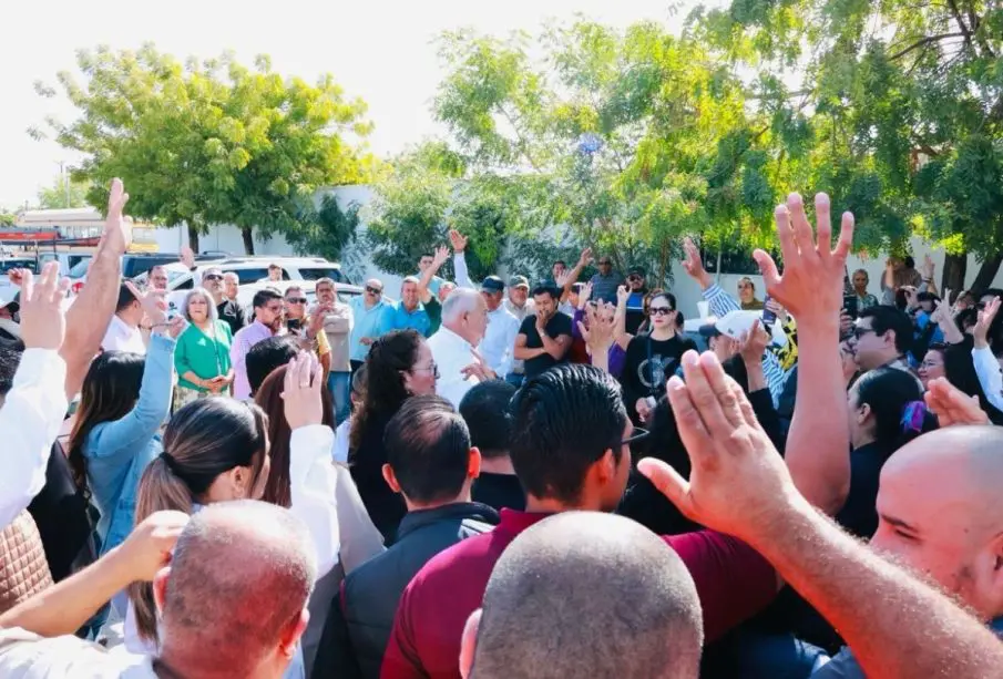 Gobernador con trabajadores de la educación