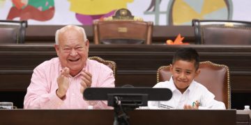 Gobernador junto a niño que lo suplirá en gabinete infantil