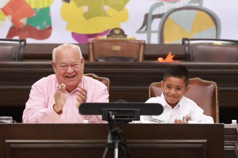 Gobernador junto a niño que lo suplirá en gabinete infantil