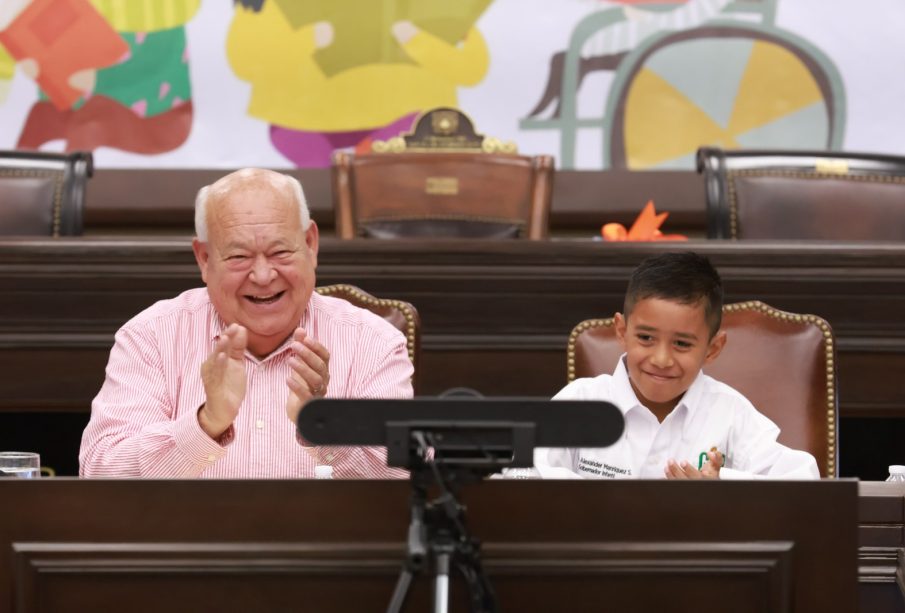 Gobernador junto a niño que lo suplirá en gabinete infantil