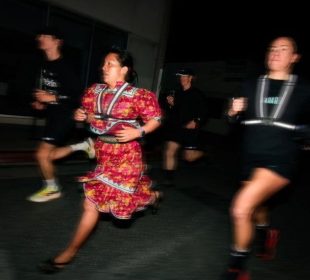 Mujeres rarámuris corren maratón de 550 kilómetros, de Los Ángeles a Las Vegas