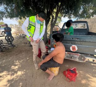 Paramédico atendiendo a hombre herido