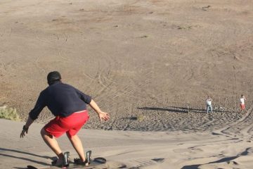 Hombre practicando Sandboarding