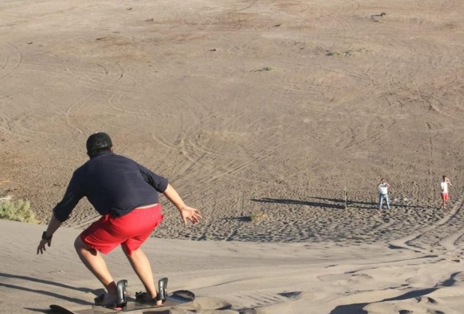 Hombre practicando Sandboarding