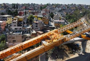 VIDEOS del momento en que colapsa lanzadora en obras del Tren Interurbano, CDMX