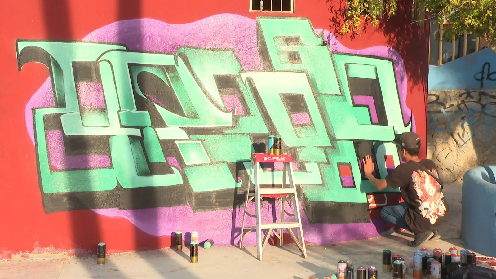 Joven practicando grafiti