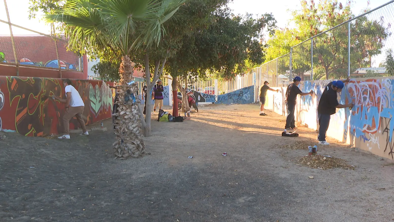 Jóvenes practicando grafiti