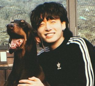 Jungkook junto a su perro Bam