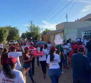 Karina Olivas recorre colonia Revolución en La Paz