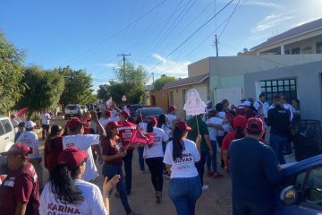 Karina Olivas recorre colonia Revolución en La Paz