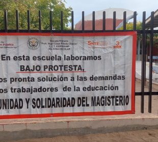 Lona donde maestros anuncias laborar bajo protesta