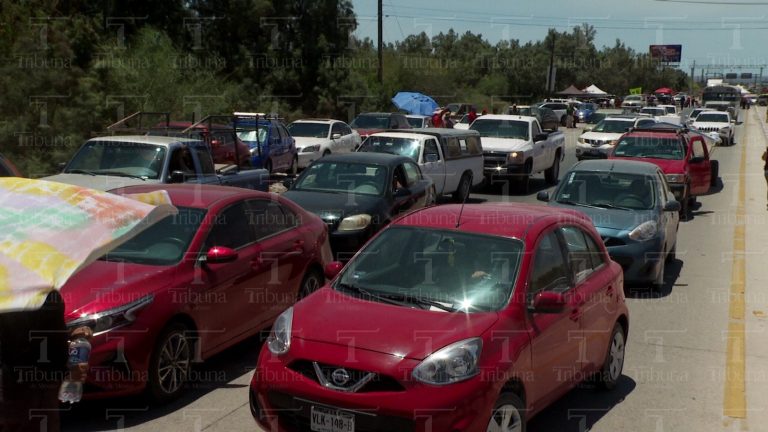 Maestros bloquean carretera transpeninsular al norte en La Paz