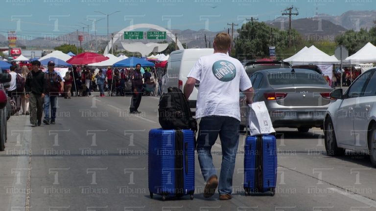 Maestros bloquean carretera transpeninsular al norte en La Paz