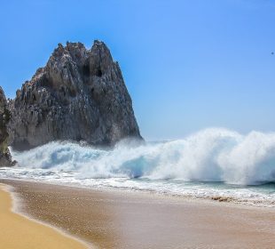 Mar agitado en arco de Cabo San Lucas