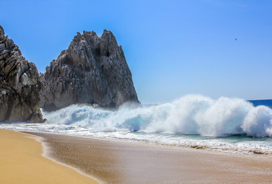 Mar agitado en arco de Cabo San Lucas